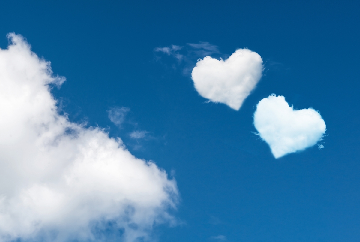 白云映衬着的心形的蓝天爱与蔚蓝