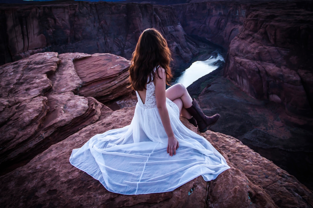 河流 峡谷 白色裙子 美女4K壁纸