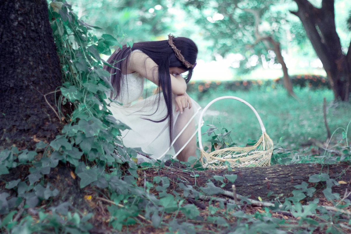 公主 森林公主 在森林中迷路 美丽的女孩 树 篮子 5K人物摄影图片
