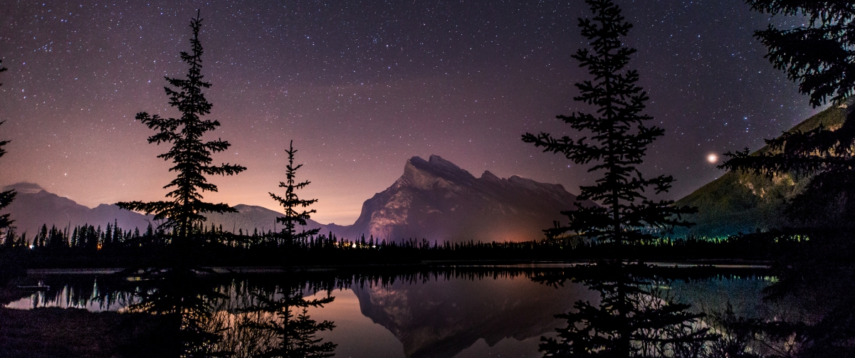 加拿大班夫国家公园的朱砂湖的星空3440x1440风景壁纸