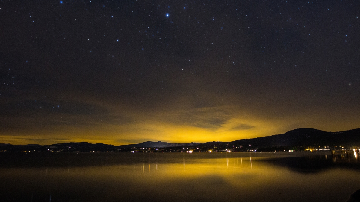 美国加利福尼亚州 太浩湖 夜晚 星空 4K风景壁纸