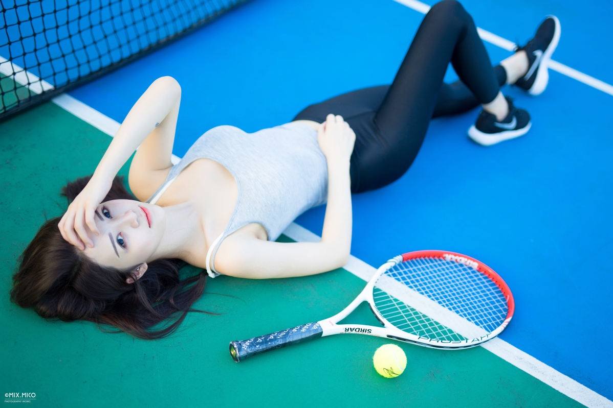 平躺在球场上的性感可爱网球美女5K壁纸