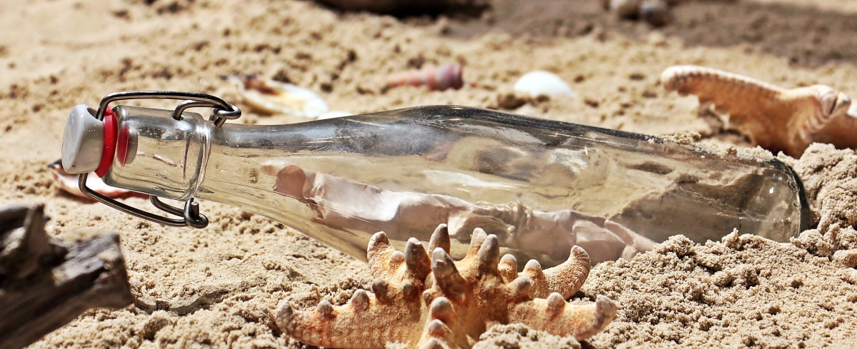 瓶中信 海滩 沙子 玻璃瓶 信件 海星 4k背景图片
