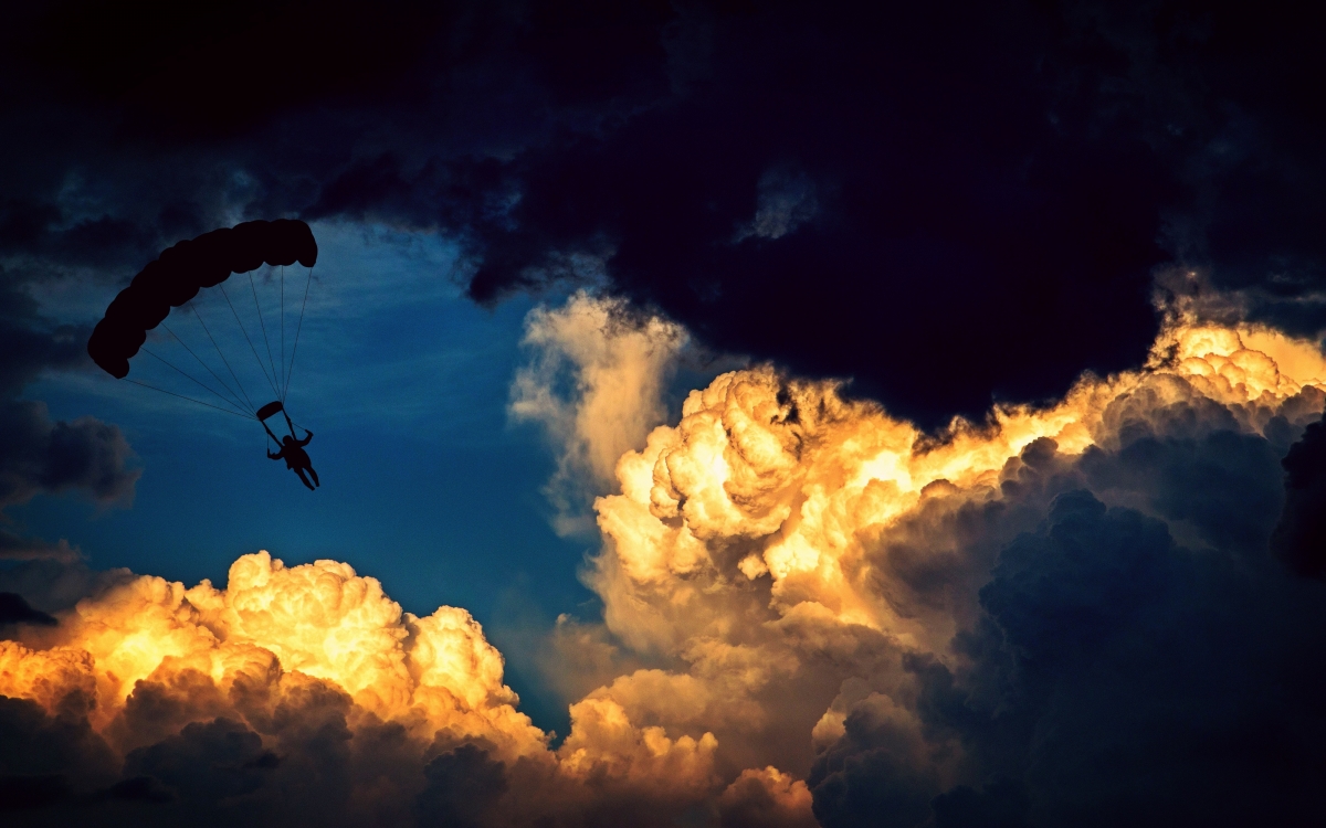 降落伞 伞兵 滑翔伞 天空 云 4K背景图片