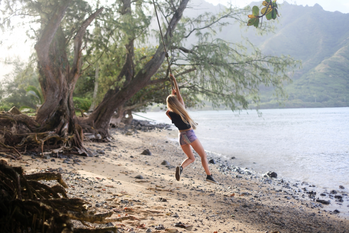 夏季 河滩 树木 吊绳 女孩 摆动 4K图片