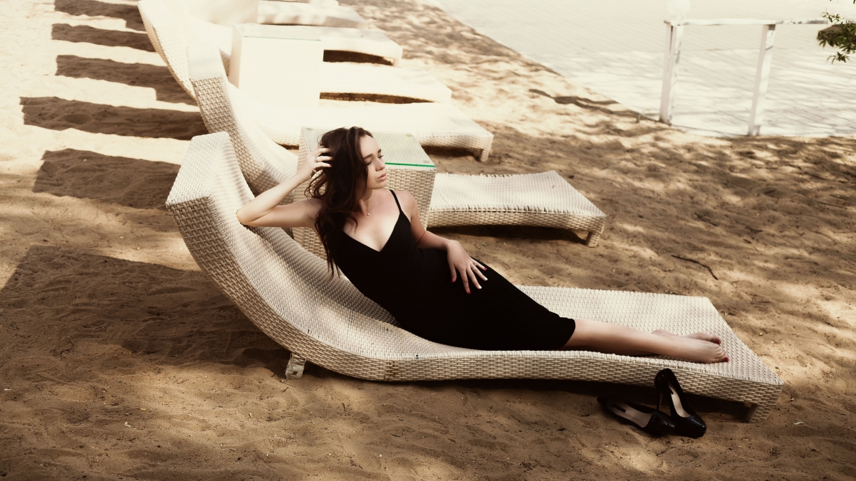 海滩 黑色礼服 时尚 性感的美女 摄影 6k图片