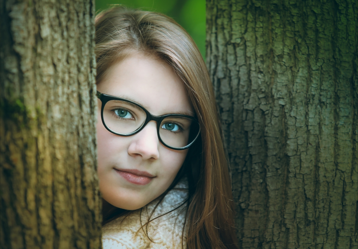 女孩 眼镜 纵向 年轻 人民 眼睛 美容 森林 公园 微笑 可爱 5K壁纸