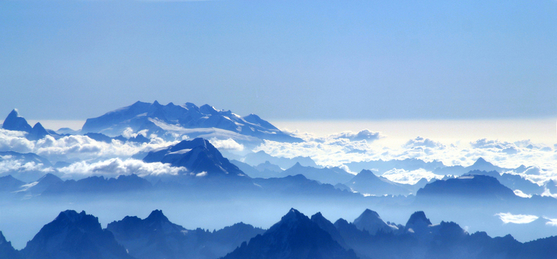 群山巍峨，高清JPG海报背景摄影，风景图片素材免费下载