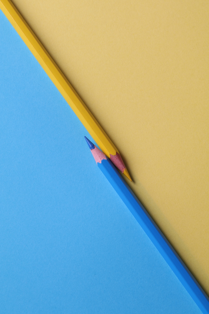 蓝色黄色铅笔背景