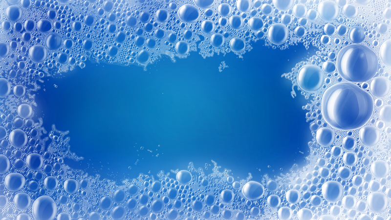 肥皂泡沫覆盖在蓝色液背景图片
