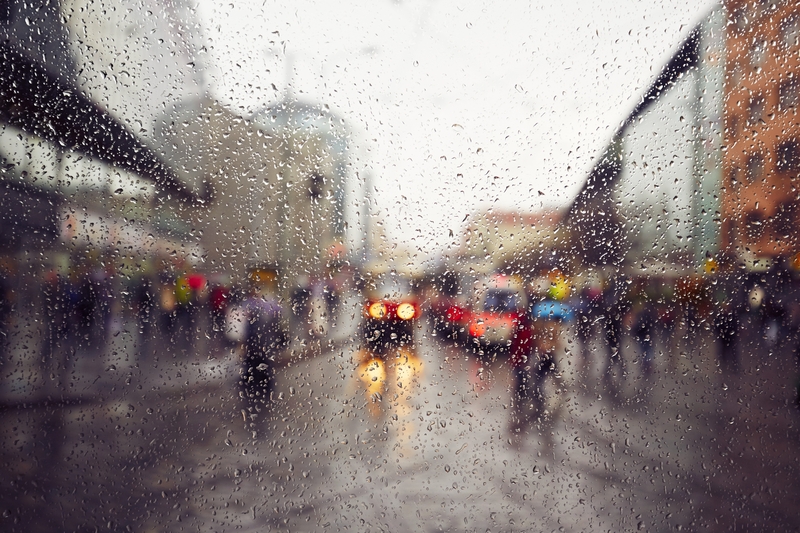 唯美的雨中城市景色高清图片