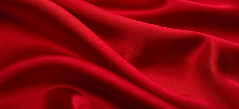 红色绸缎珠宝背景图