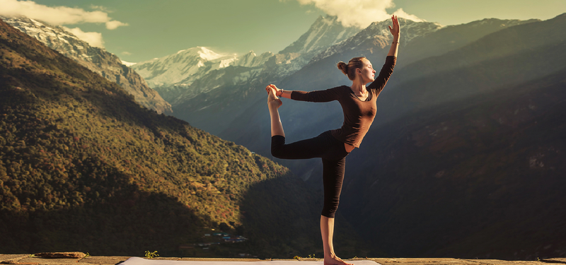 置身在山间的瑜伽美女摄影高清图片