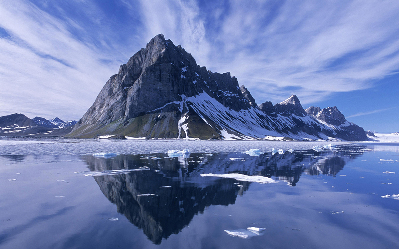 蓝天冰山风景