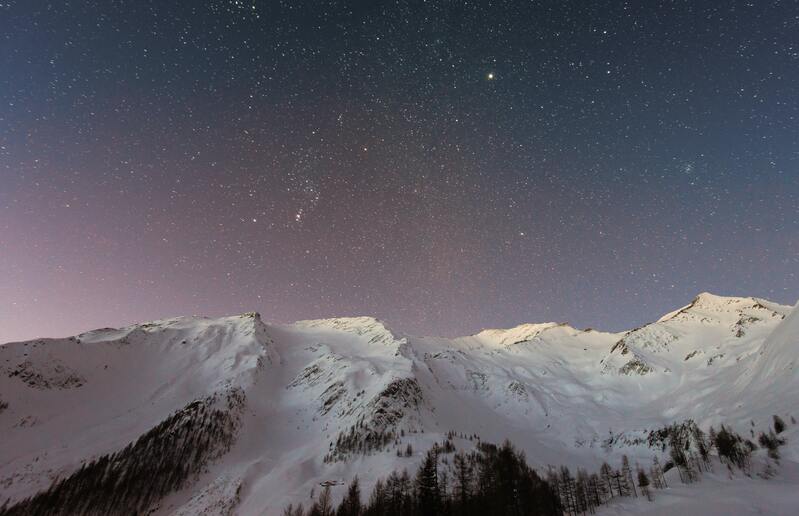 星空下白雪覆盖背景