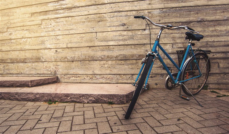 复古怀旧自行车街景图