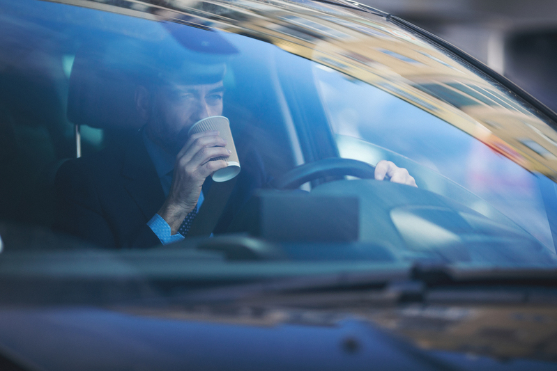 车内喝水的男人