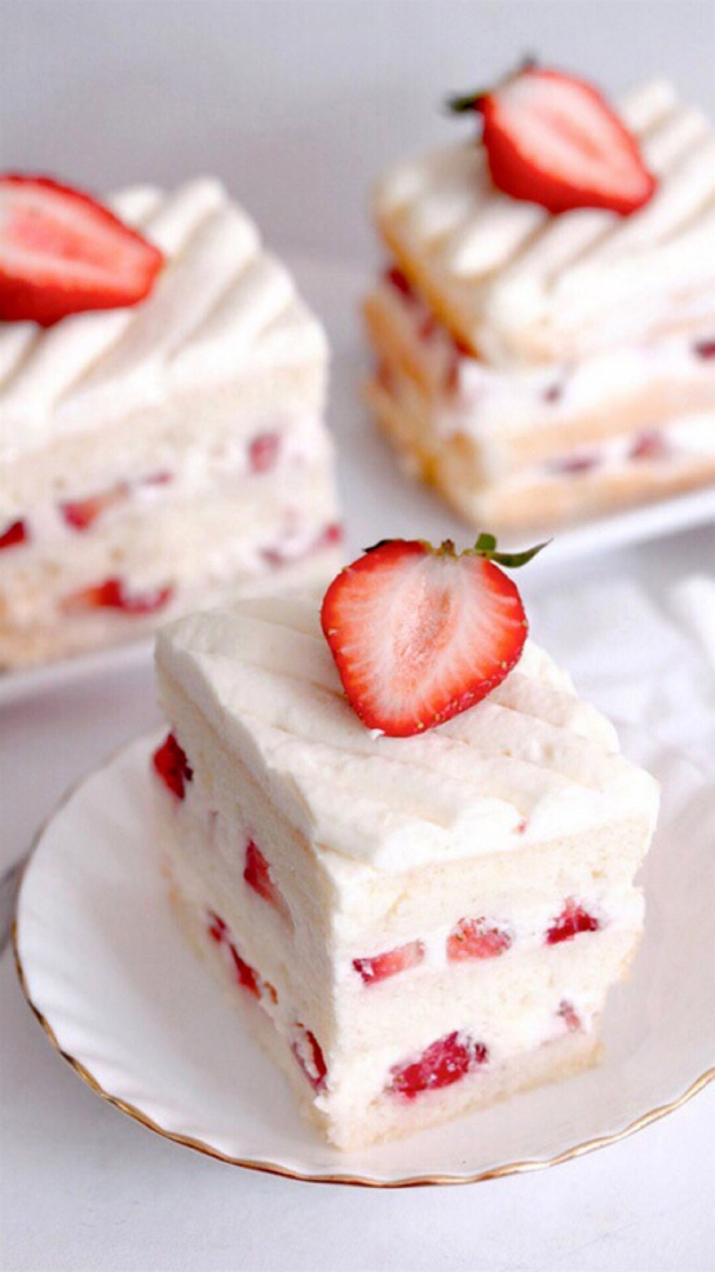 草莓蛋糕白色H5背景