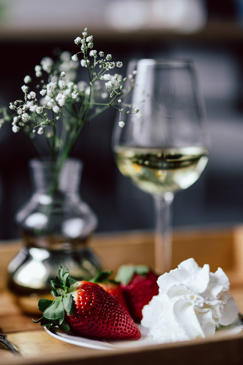 鲜花,葡萄酒,草莓,餐桌摆盘