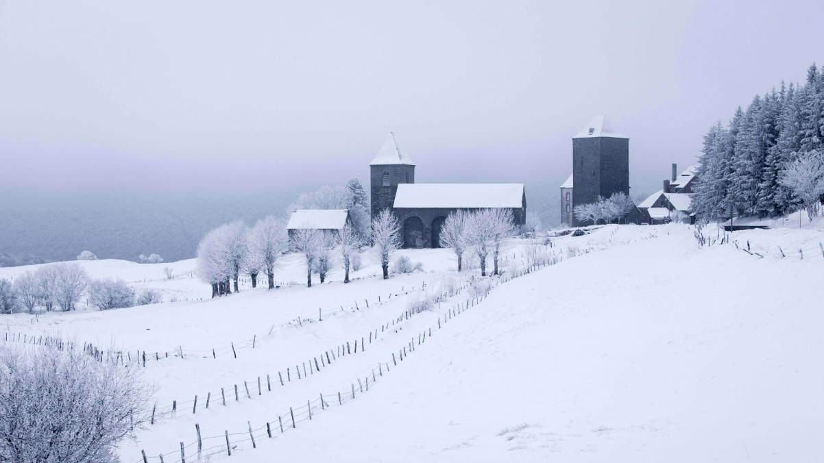 冬天雪风景 房子 树 栅栏 4k风景壁纸