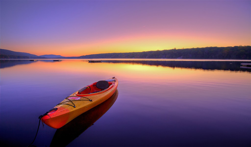 晚霞湖面上美丽的划艇