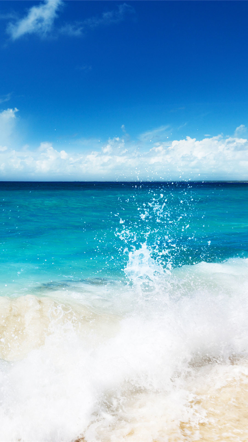 蓝色大海浪花拍打沙滩背景