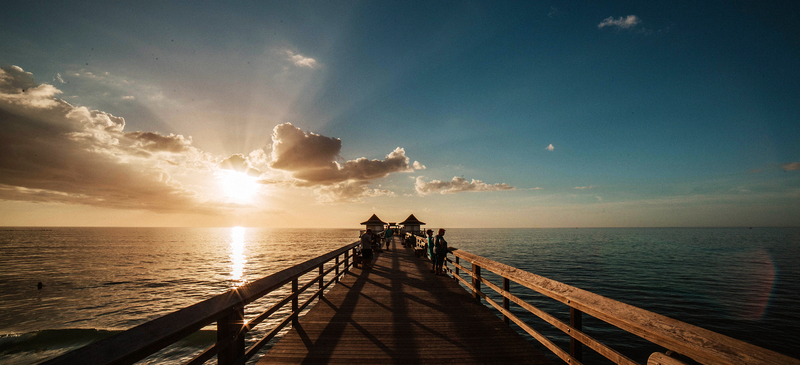 日落的海边木桥