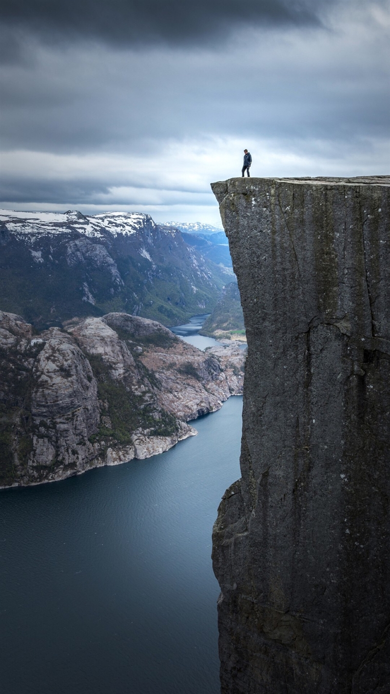 一个人站在悬崖边图片图片