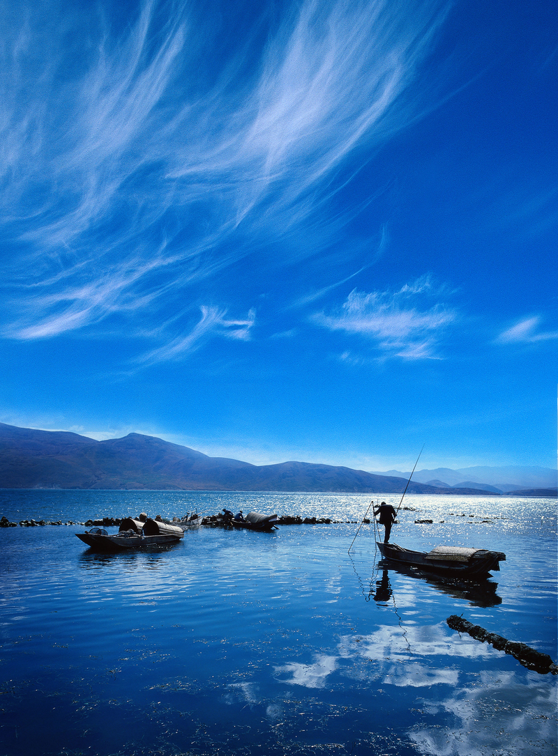 蓝色天空湖泊船只背景元素