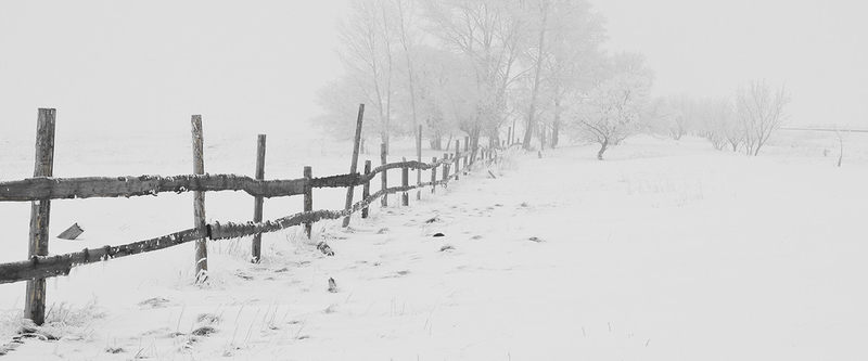 木冬季的雪地和栅栏图片