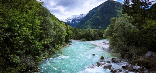 山峰河流树林背景