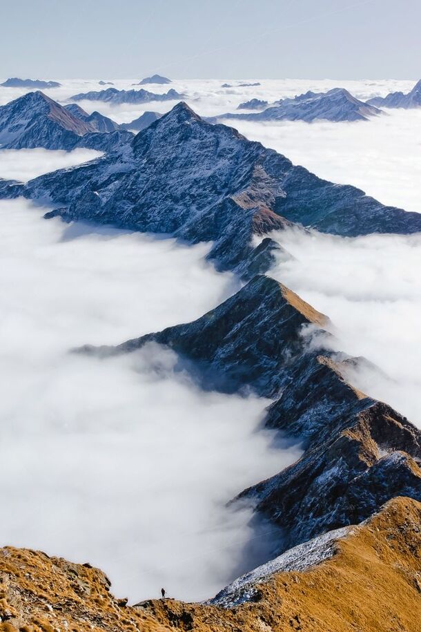 巍峨山川云海高清PNG背景图，透明元素，适用于H5设计，免费下载