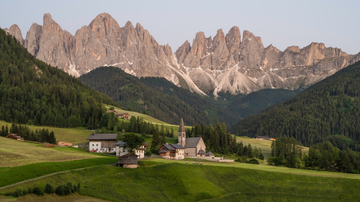山脚下的风景 乡村 房子 阿尔卑斯山 意大利Dolomite山脉优美风景4k壁纸