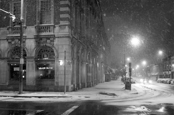 大雪夜晚城市交错