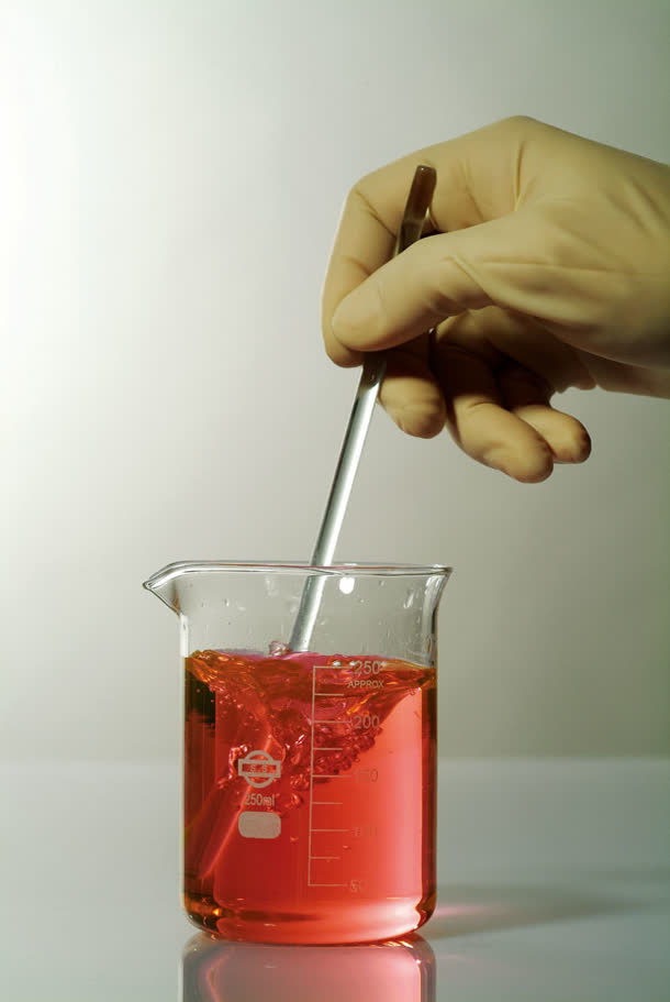 化学实验红色液体烧杯
