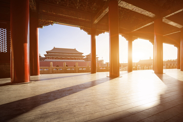 高清PNG透明背景，夕阳映照下的皇宫特写，古典中国风设计素材