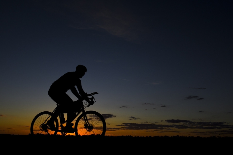 黄昏时分骑单车的男人