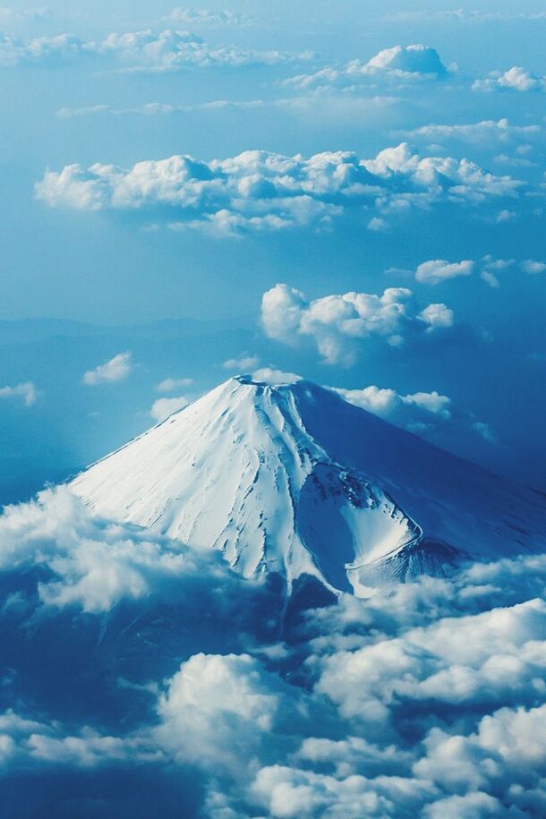 山顶雪山高处云朵