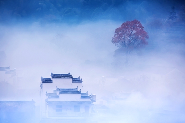 白色浓雾古典房屋海报背景