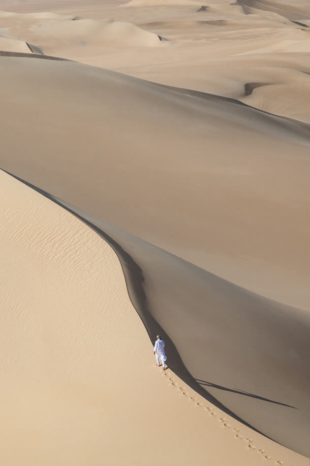 行走在沙漠里的人像