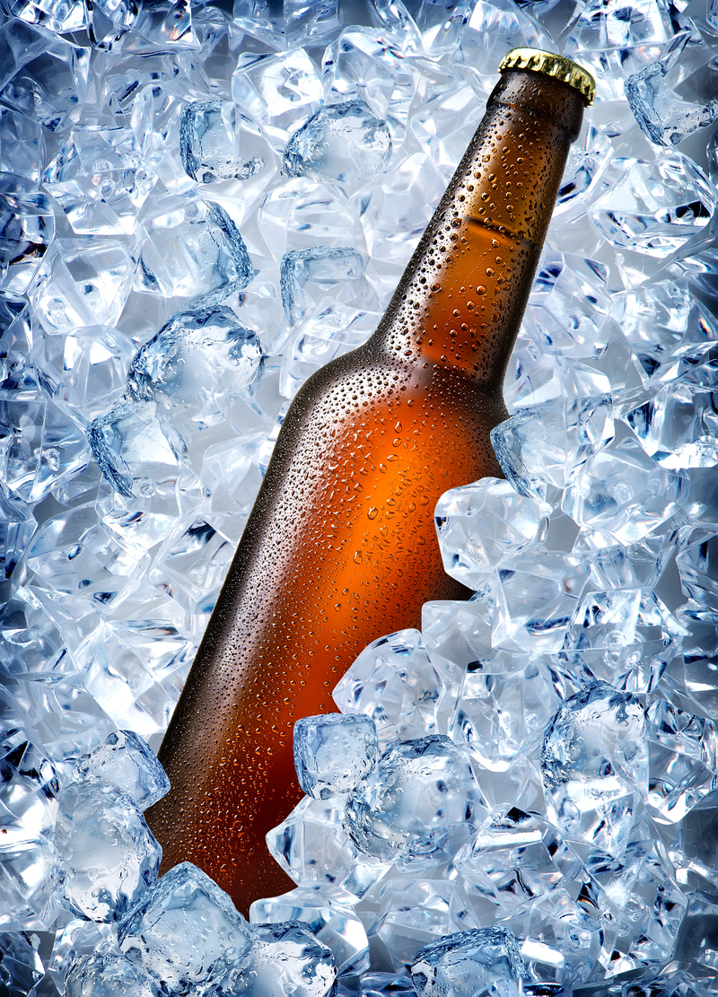 放冰块堆里的一瓶啤酒背景素材