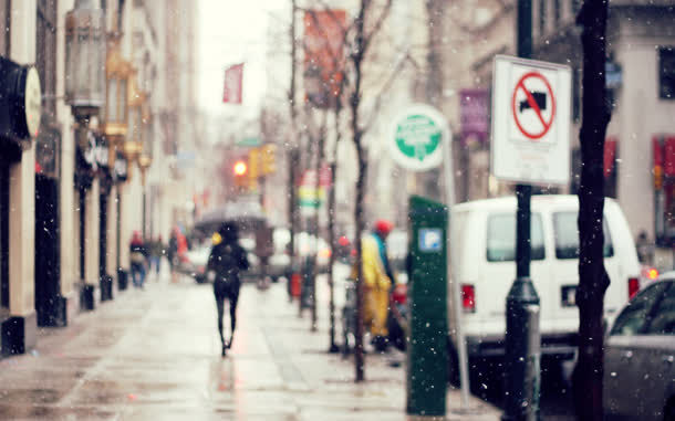 城市街景行走在雪中的人