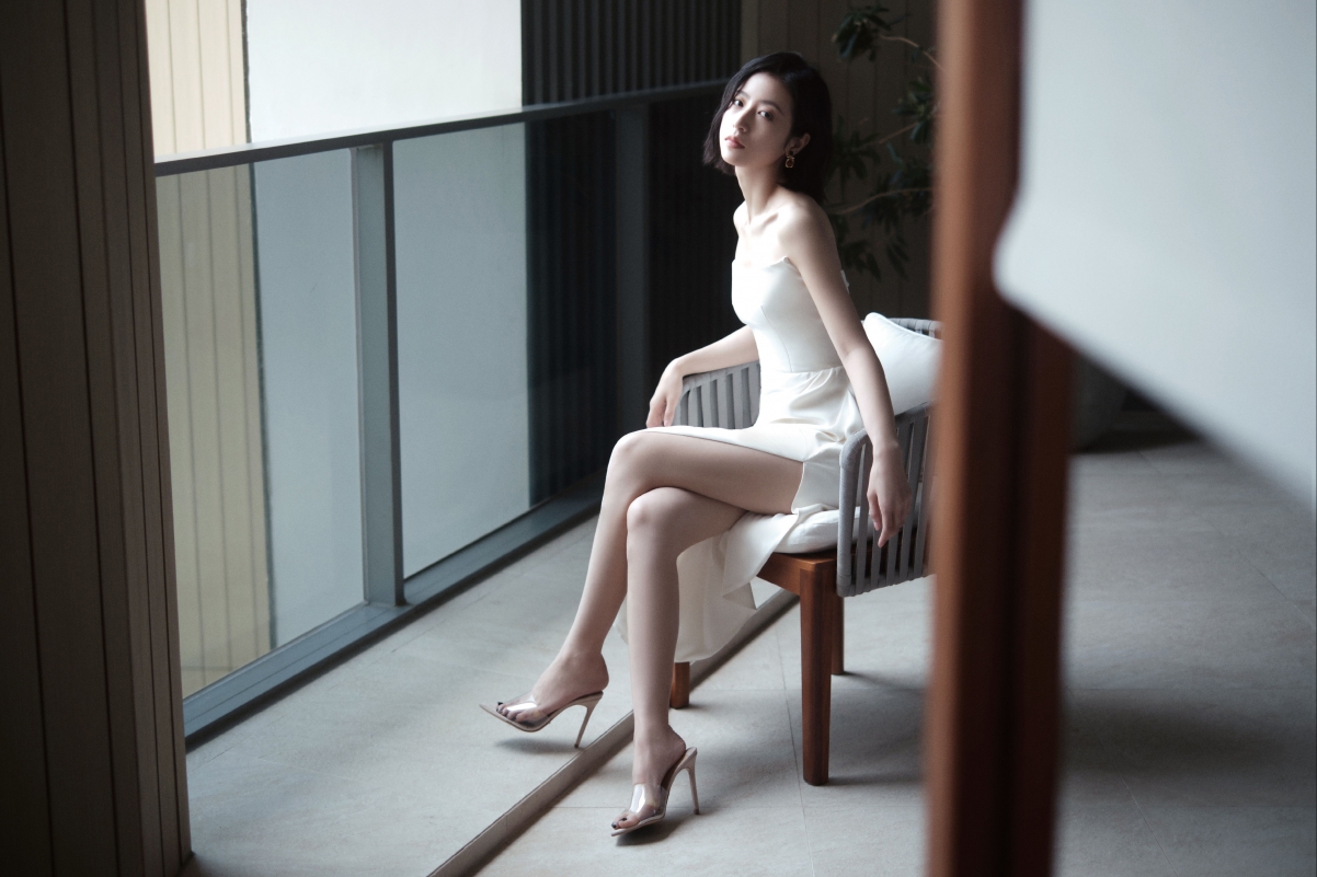 美女 周雨彤 白色裙子 礼服 美腿 椅子 室内 摄影 4k壁纸