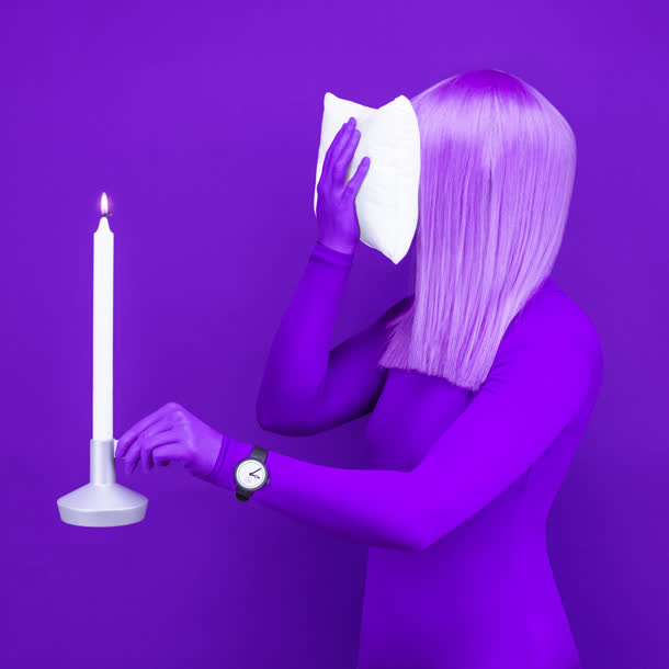 紫色背景前的美女蜡烛