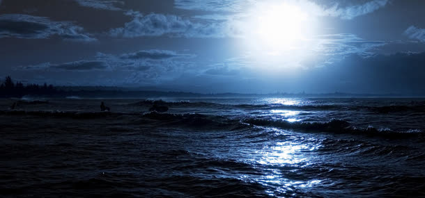 夜晚月光下的大海
