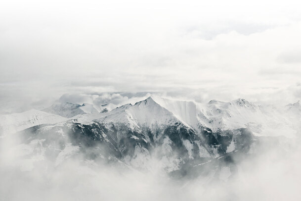 雪山之巅大雾弥漫，高清PNG透明背景图片，摄影风景素材下载