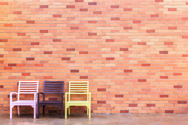 红砖墙壁与椅子