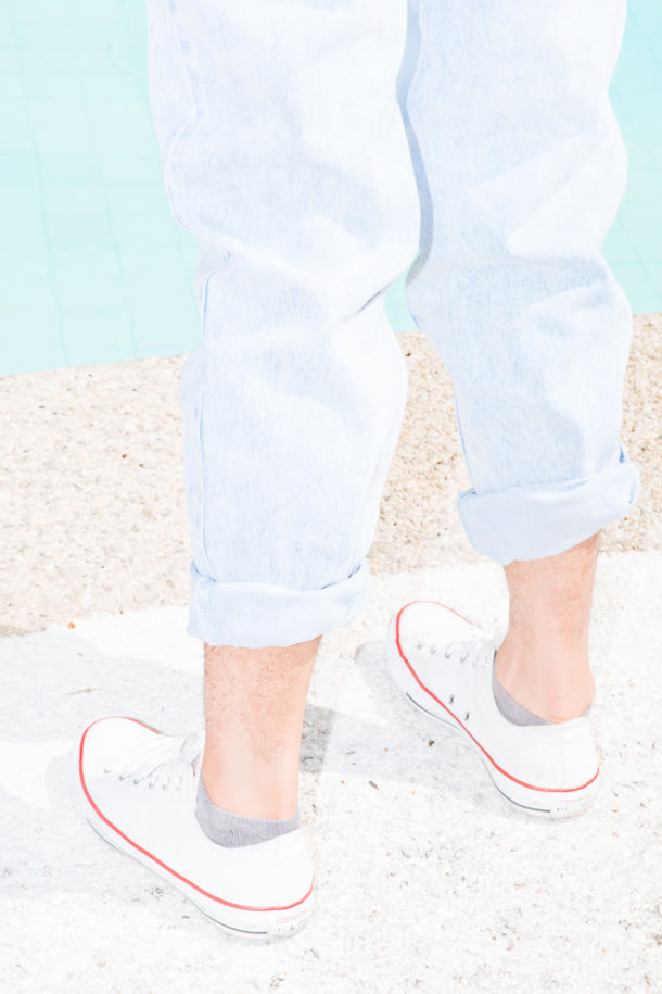 海水沙滩白裤白鞋