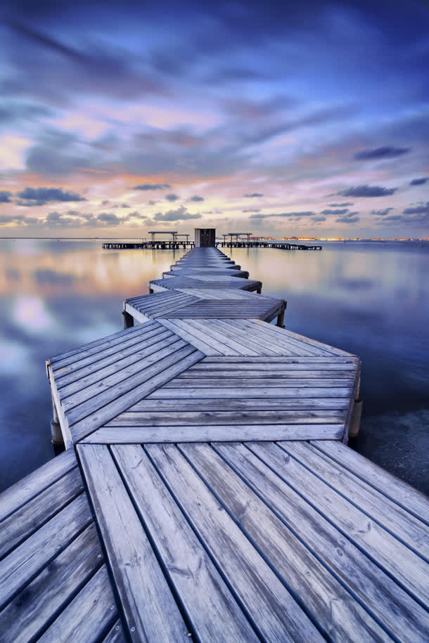 蓝紫色梦幻海面木桥
