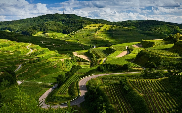 高清PNG透明背景，绿色山地农田海报背景，摄影风景图片设计素材下载